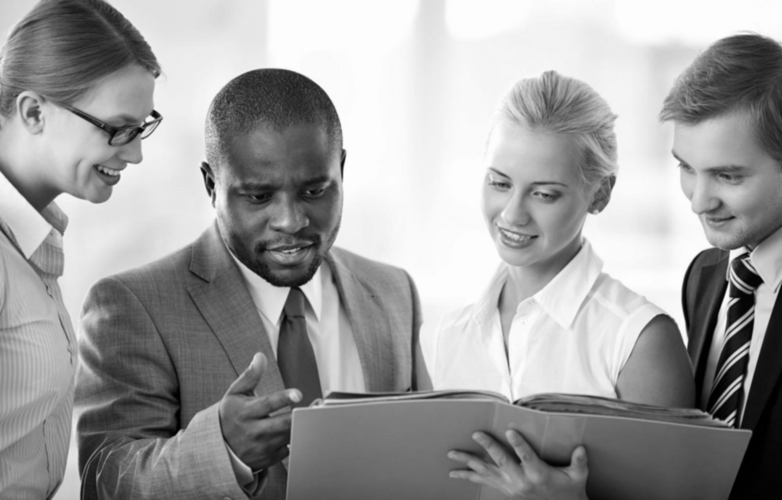 Seniorin bei einer ruhigen Meditationsübung im sonnendurchfluteten Raum